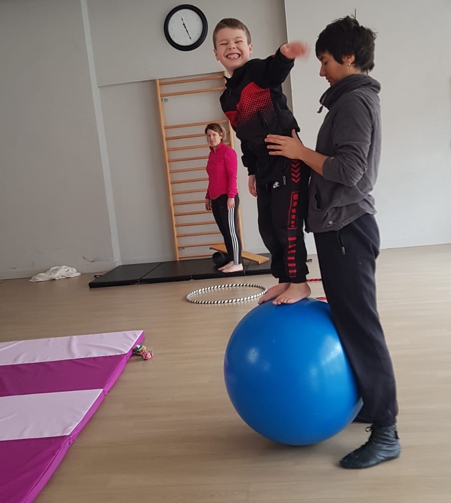 cirque enfant boule